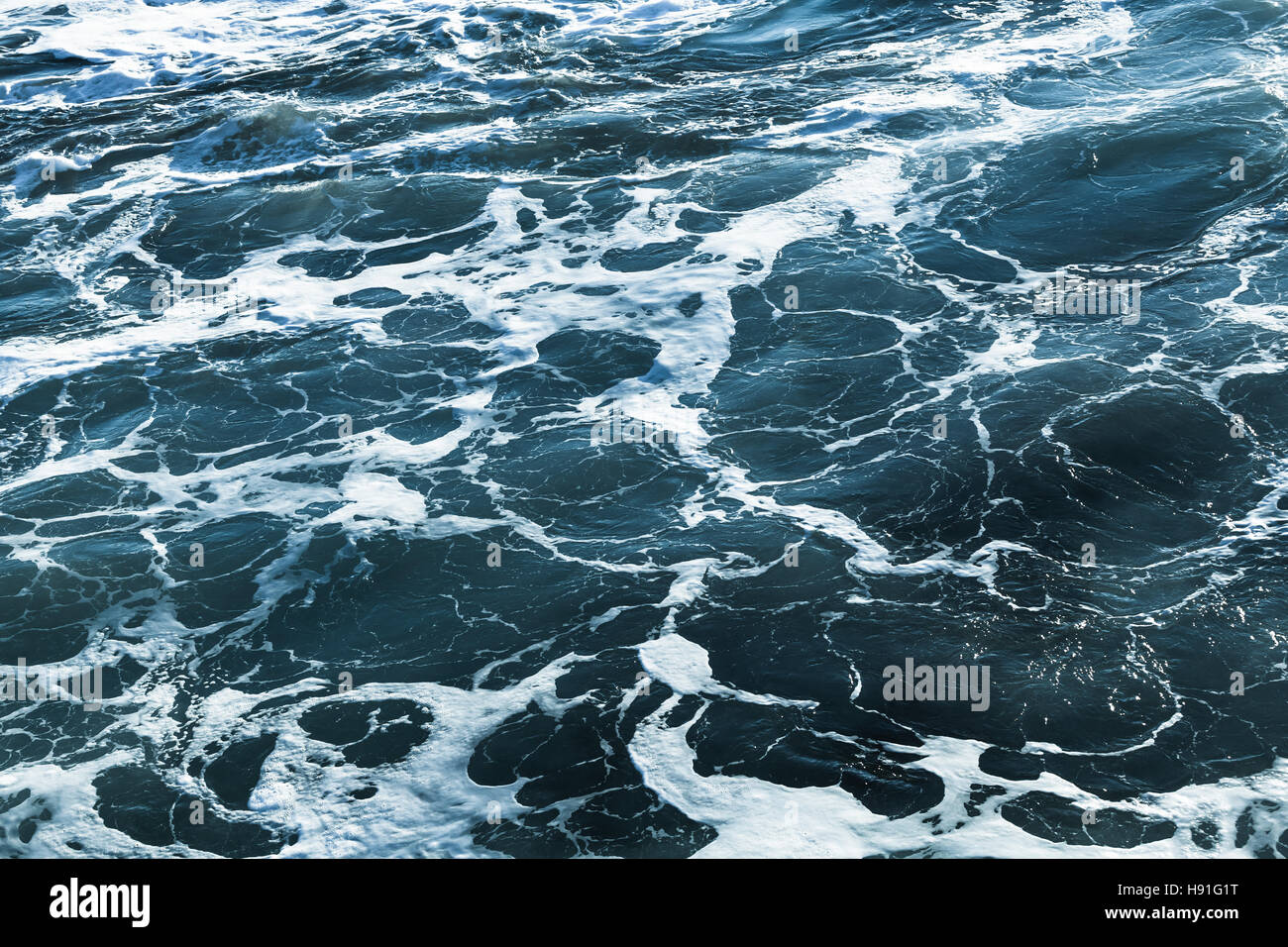 Stürmisches Meer Wasser Oberfläche mit Schaum und Wellen-Muster, natürliche Hintergrundfoto Stockfoto