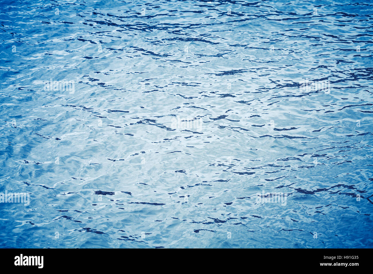 Natürliche Hintergrundtextur Wasserfläche blaue Meer mit Wellen-Muster Stockfoto
