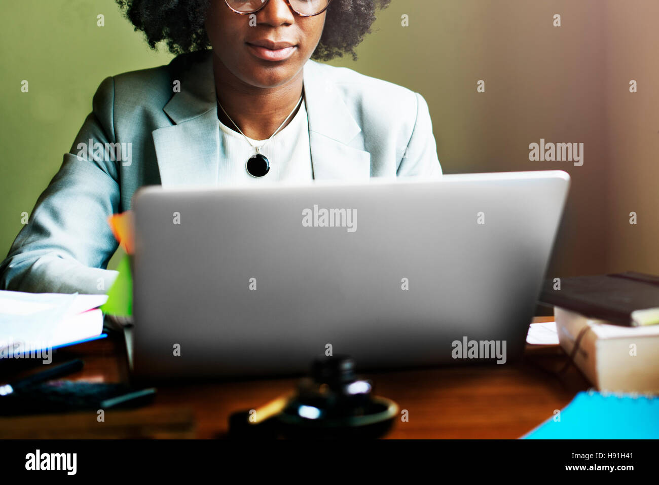 Frau arbeitet beschäftigt Bürokonzept Stockfoto