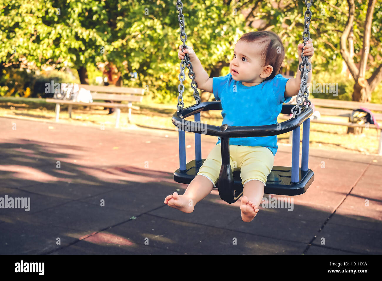 Neugeborenes Babyschaukel spielen Park outdoor Sommer Spielplatz Stockfoto