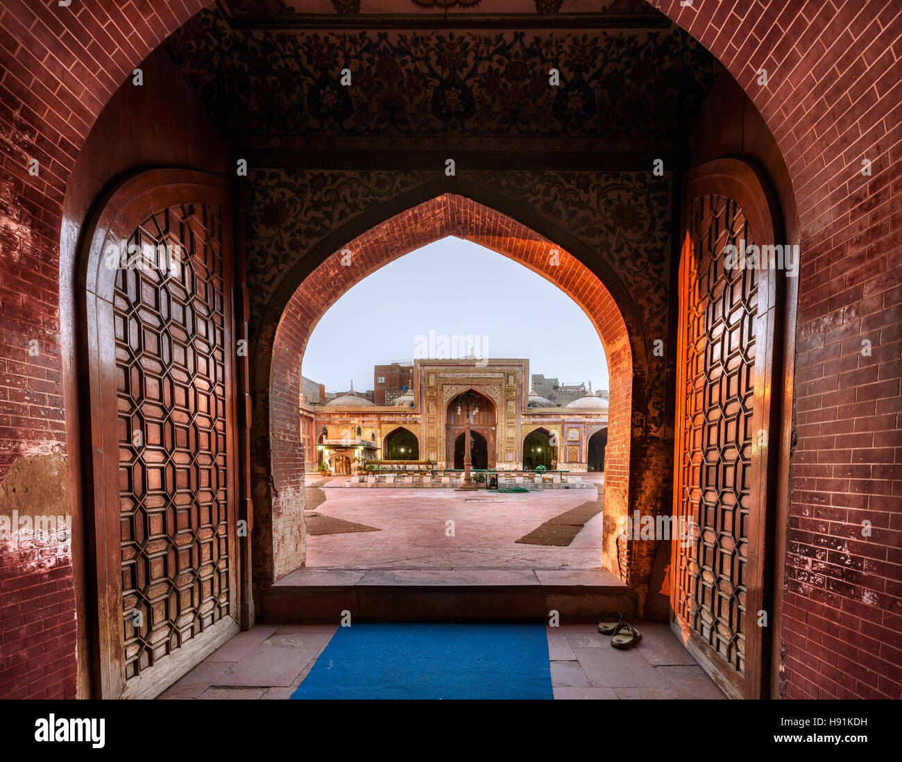 Einstieg in Wazir Khan Moschee ist durch eine große Iwan Timuriden-Stil über einen kleineren Portal die Wazir Khan Chowk Gesichter. Stockfoto