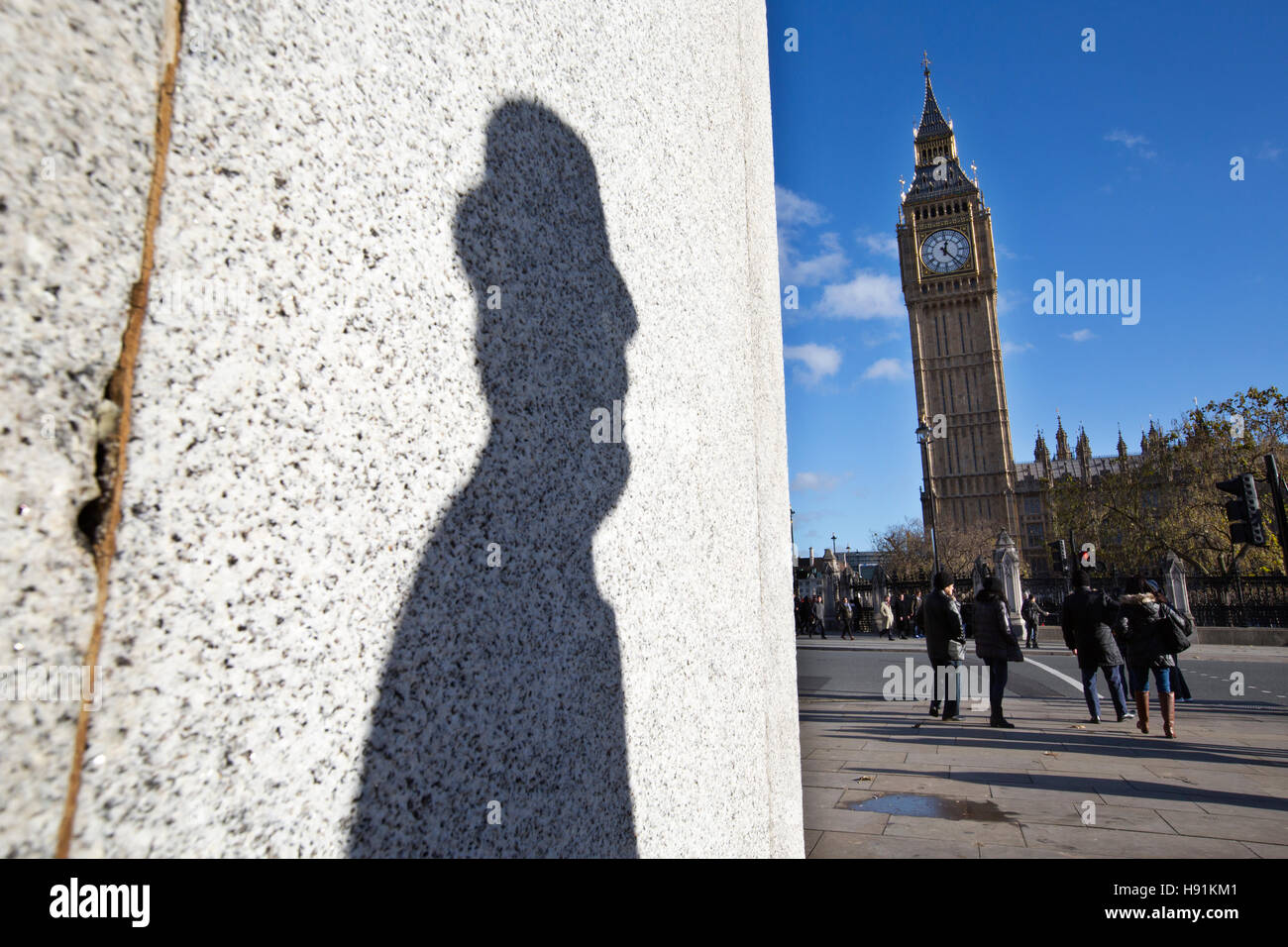 Silhouette eines Beamten gegen die Statue von Sir Winston Churchill, Parliament Square, Whitehall, London, UK Stockfoto