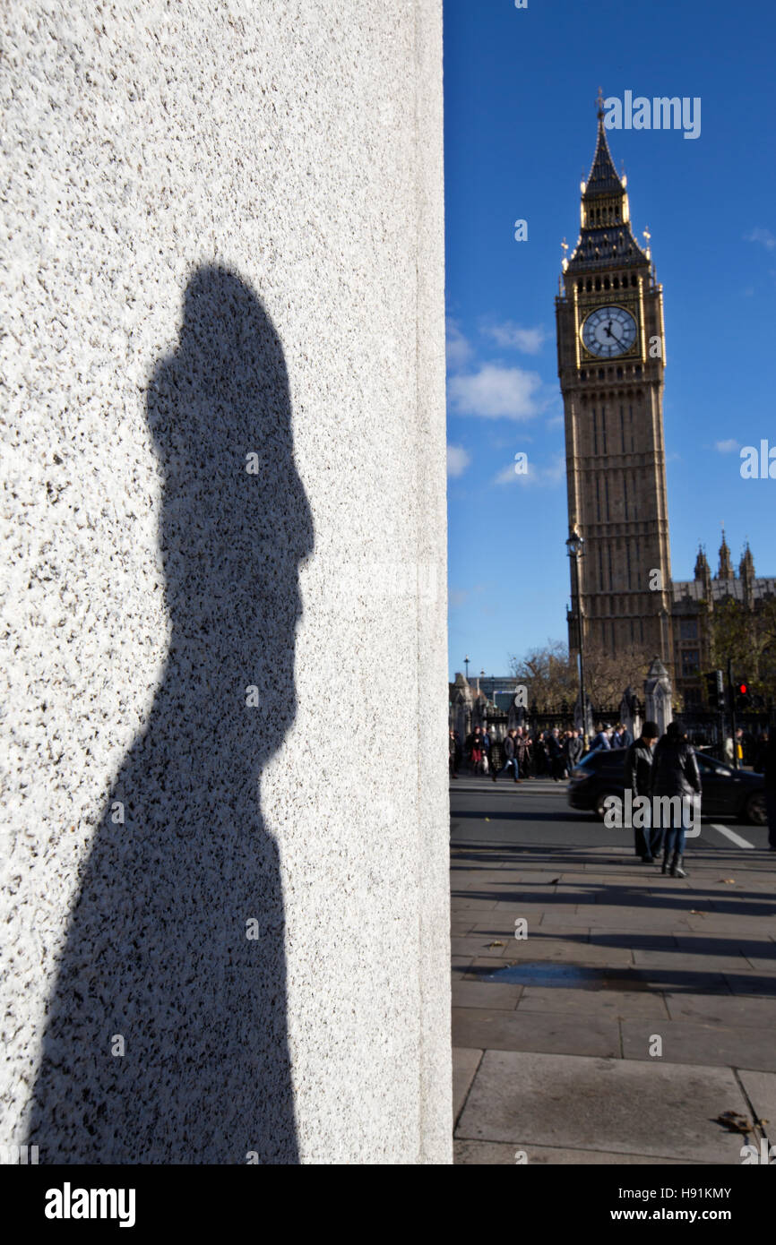 Silhouette eines Beamten gegen die Statue von Sir Winston Churchill, Parliament Square, Whitehall, London, UK Stockfoto