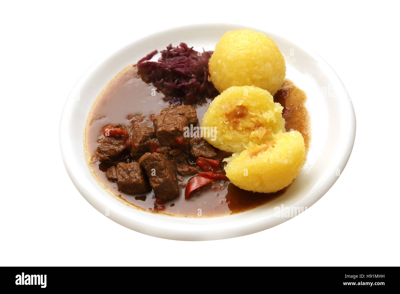 Gulasch mit Knödel und Rotkraut Stockfotografie Alamy