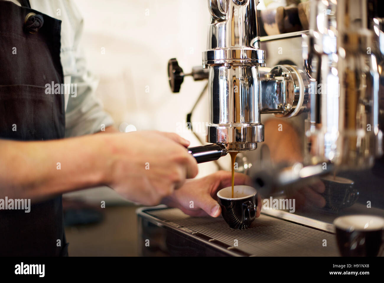 Kaffeemaschine Mahlwerk Barista Dampf Cafe Konzept Stockfotografie - Alamy