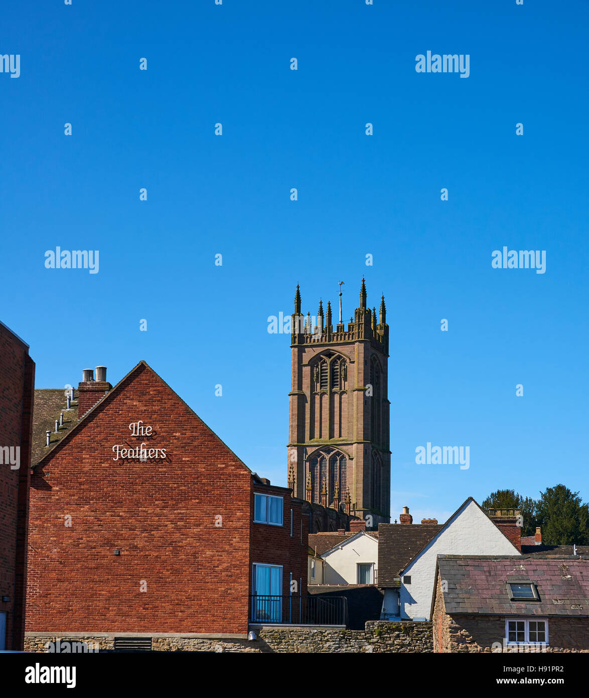 Ludlow Skyline dominiert die Kirche von St. Laurence-Glockenturm Stockfoto