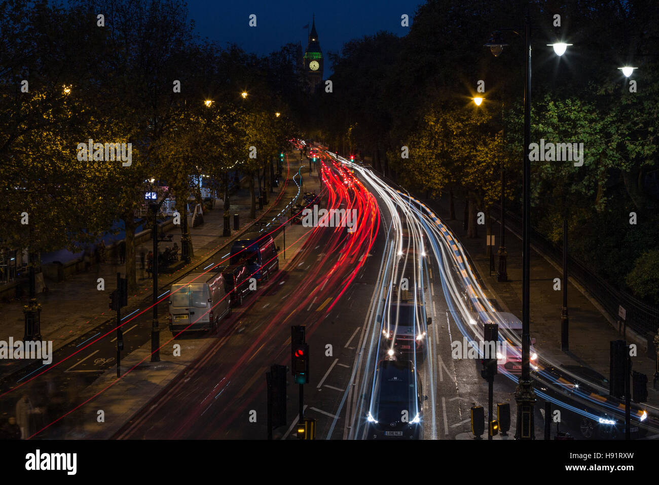 Lichtspuren führen zu Westminster und Big Ben. Stockfoto