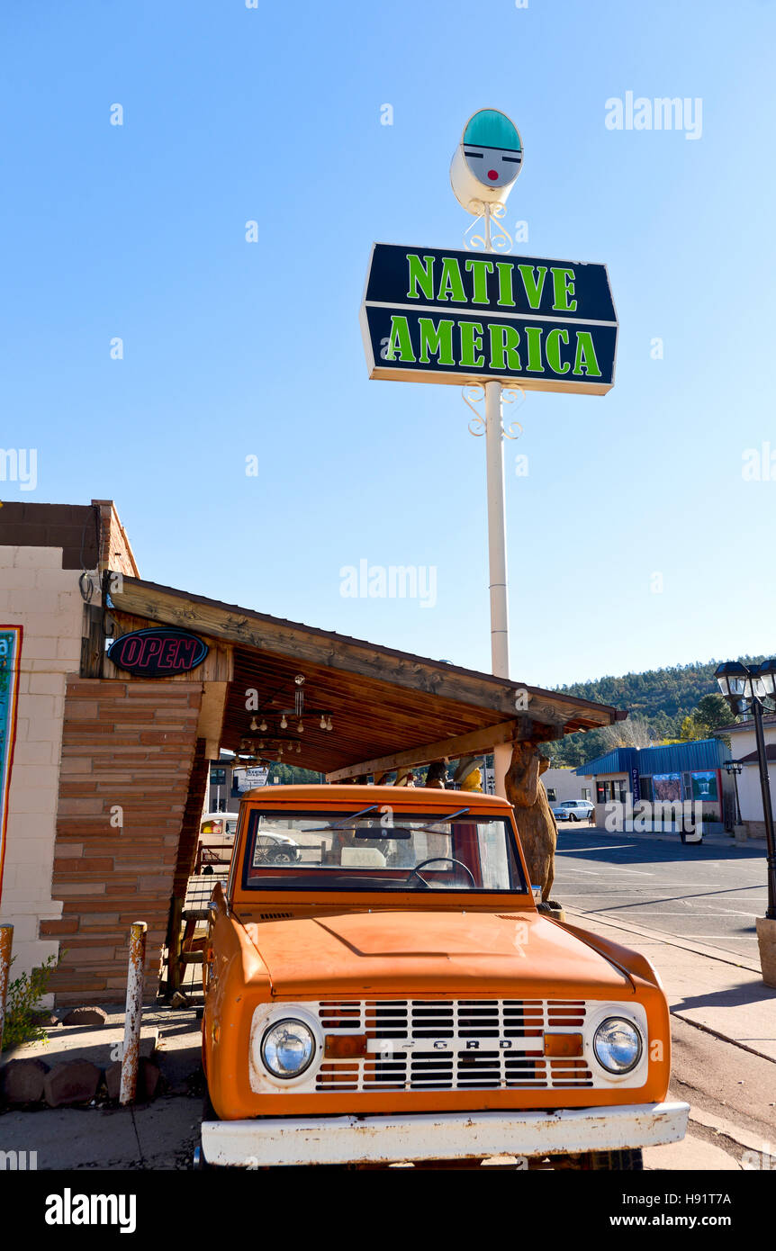 Eine Straßenszene mit einen alten indianischen Museum und Souvenir-Shop auf der alten Route 66 in Williams, Arizona Stockfoto