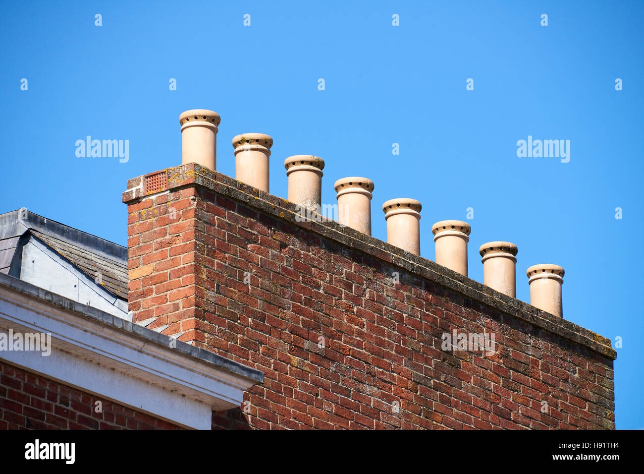 Einer Reihe von neun Terracotta-Schornstein am Burgplatz Ludlow Stockfoto