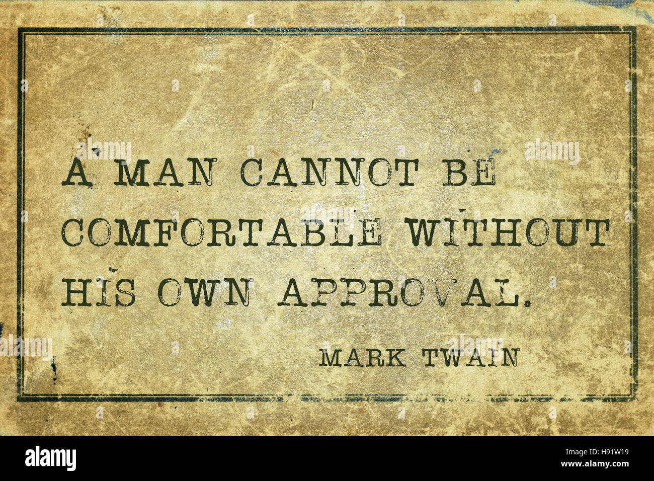 Ein Mann kann nicht ohne seine eigene Zustimmung - wohl berühmter amerikanischer Schriftsteller Mark Twain Zitat auf Grunge Vintage Karton gedruckt Stockfoto