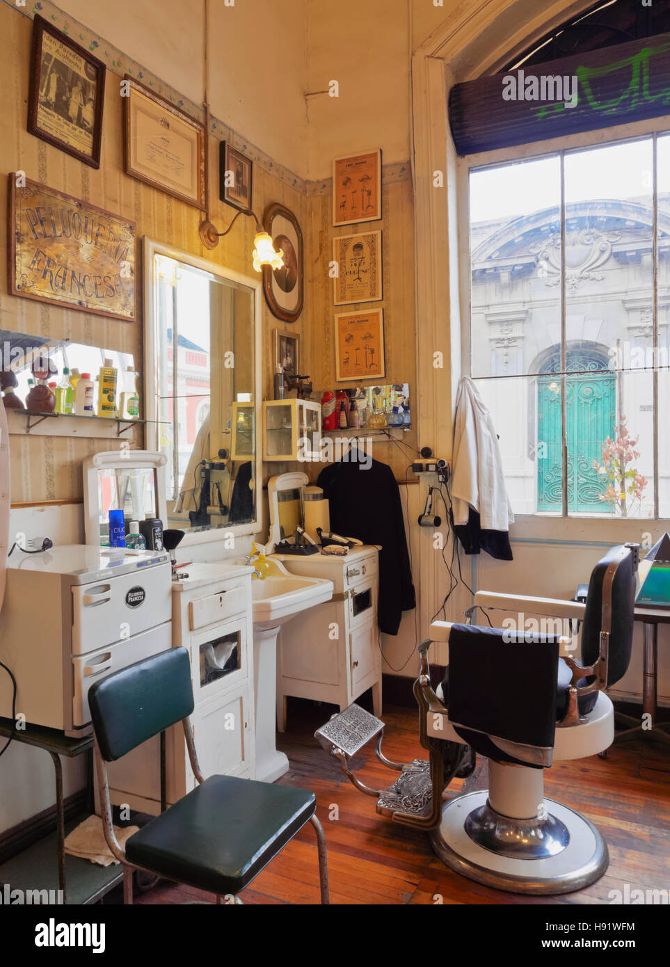 Chile, Santiago, Yungay Nachbarschaft, Innenansicht des Peluqueria Francesa, traditionelle französische Barber Shop. Stockfoto