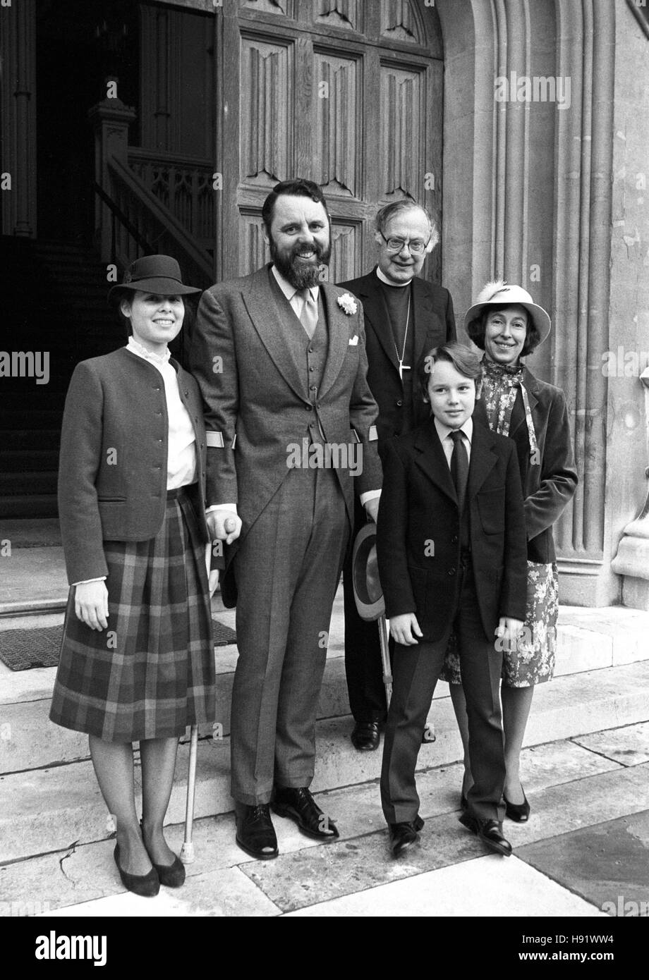 Der Erzbischof von Canterbury, Dr. Robert Runcie (Hintergrund Mitte), mit Terry Waite (Mitte) und seine Familie im Lambeth Palace. Herr Waite, der Erzbischof Berater für anglikanische Angelegenheiten war auf dem Weg zum Buckingham Palace, seine MBE zu sammeln.  Er ist auf Krücken nach der Verletzung selbst in einen Fahrradunfall. Neben ihm ist seine Frau Frances (r) und zwei seiner Kinder, Ruth (l), 17, und Mark, 11. Stockfoto