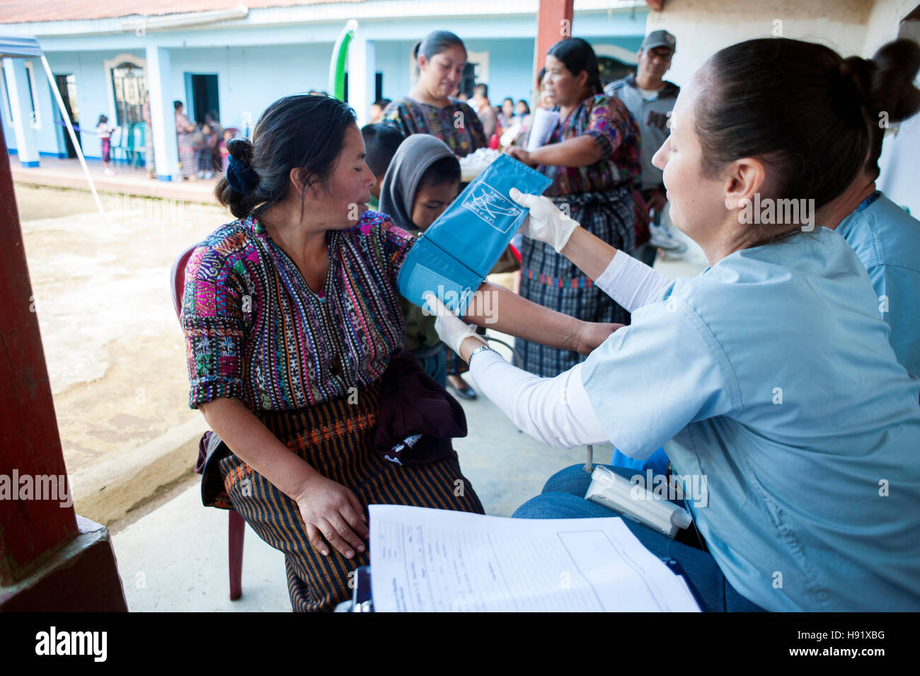 Maya Ureinwohner erhalten medizinische Überprüfung durch freie Klinik zur Verfügung gestellt von lokalen npo in El Barranco, solola, Guatemala. Stockfoto