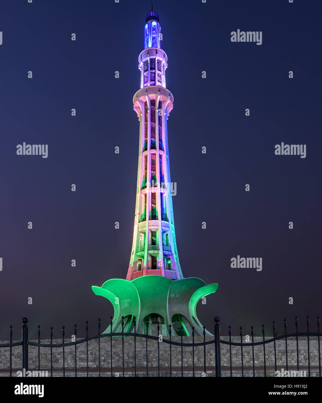 Minar-e-Pakistan ist eine öffentliche Denkmal befindet sich in Iqbal Park Lahore, Pakistan. Stockfoto