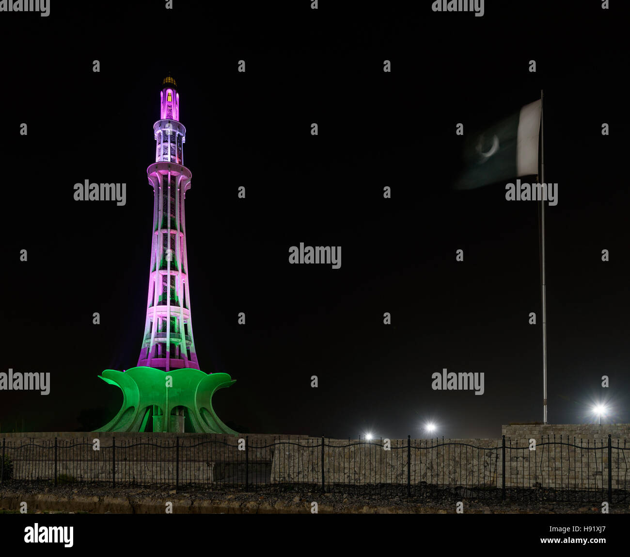 Minar-e-Pakistan ist eines der wichtigsten nationalen Denkmäler von Pakistan. Es ist die Hauptstadt der Provinz Punjab, Pakistan in Lahore. Stockfoto