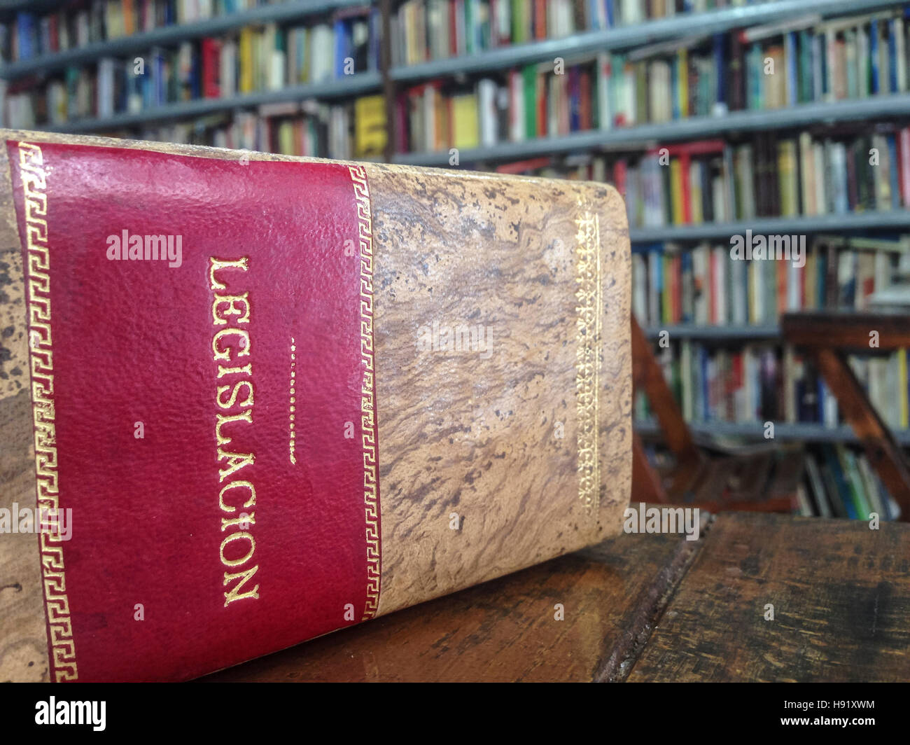 Gesetzbuch in spanischer Sprache über Tisch. Bibliothek-Regale-Hintergrund Stockfoto