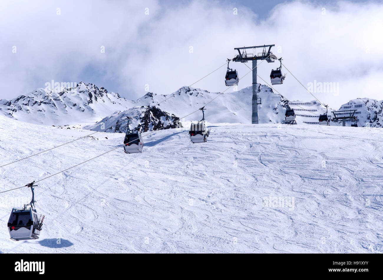 Gondel-Skilift und Piste im alpinen Skigebiet Obergurgl Hochgurgl in Tirol, Österreich Stockfoto