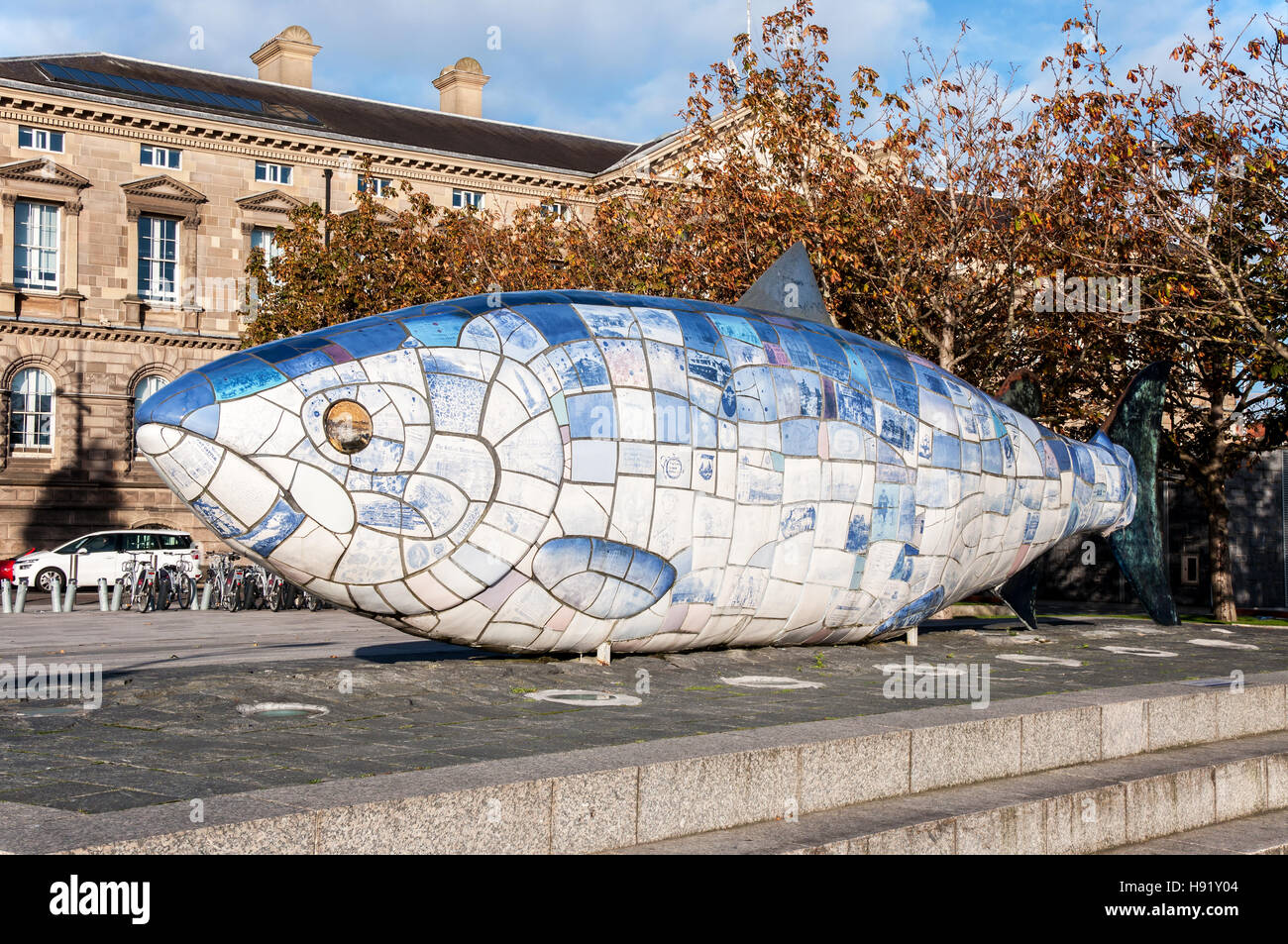 Die Big Fish-Statue in Belfast, Nordirland.  Eine gedruckte Keramikmosaik Skulptur. Ein bekannter Belfast Wahrzeichen Stockfoto