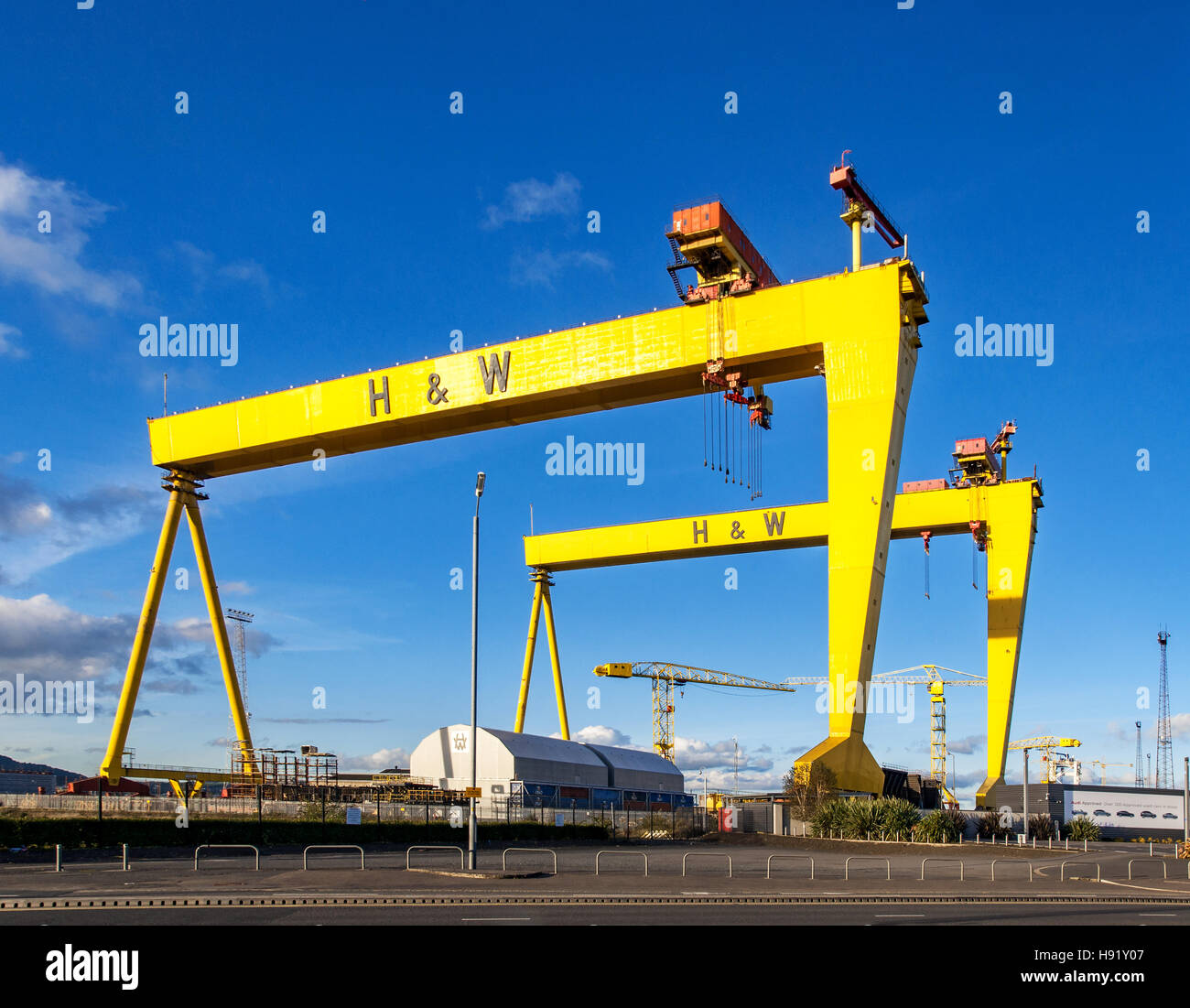 Samson und Goliath. Twin Schiffbau Portalkräne in Titanic Viertel, Wahrzeichen von Belfast, Irland Norther. Stockfoto