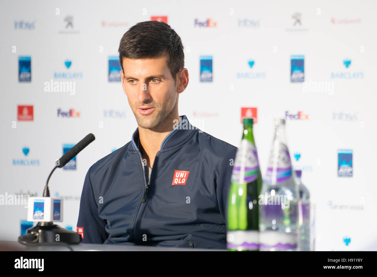 London, UK. 17. November 2016. Barclays ATP Finale Novak Djokovic bei der Pressekonferenz nach dem Sieg gegen Goffin. Bildnachweis: Alberto Pezzali/Pacific Press/Alamy Live-Nachrichten Stockfoto