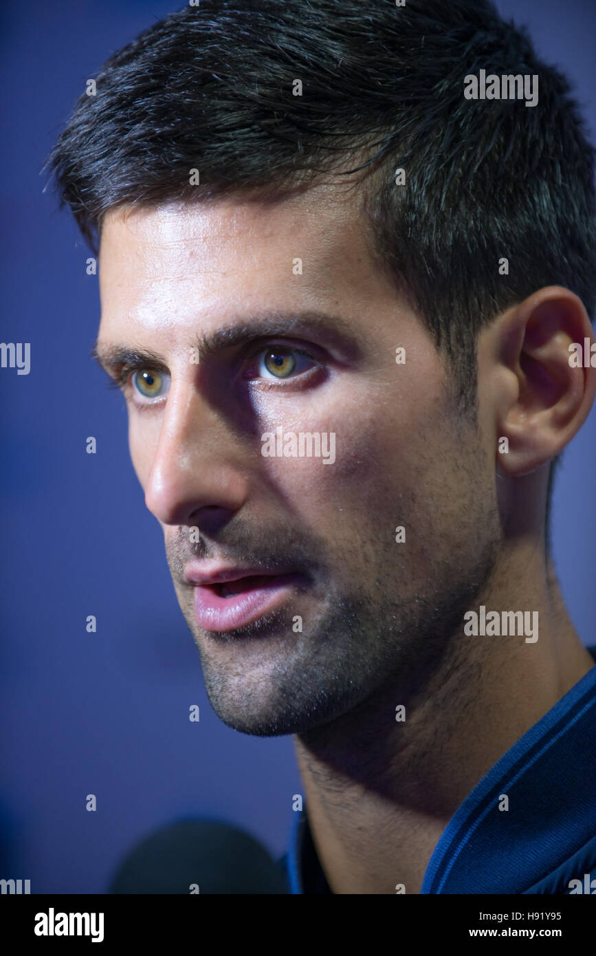 London, UK. 17. November 2016. Barclays ATP Finale Novak Djokovic bei der Pressekonferenz nach dem Sieg gegen Goffin. Bildnachweis: Alberto Pezzali/Pacific Press/Alamy Live-Nachrichten Stockfoto