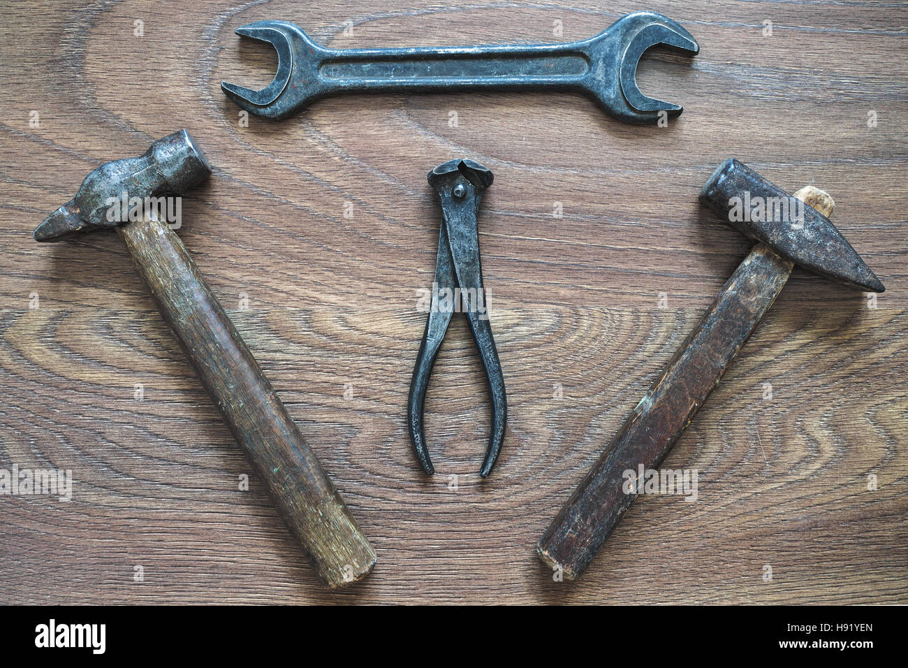 Ornament der alten Werkzeuge auf einem hölzernen Hintergrund. Verschiedene Werkzeuge. Hand-Werkzeuge. Stockfoto