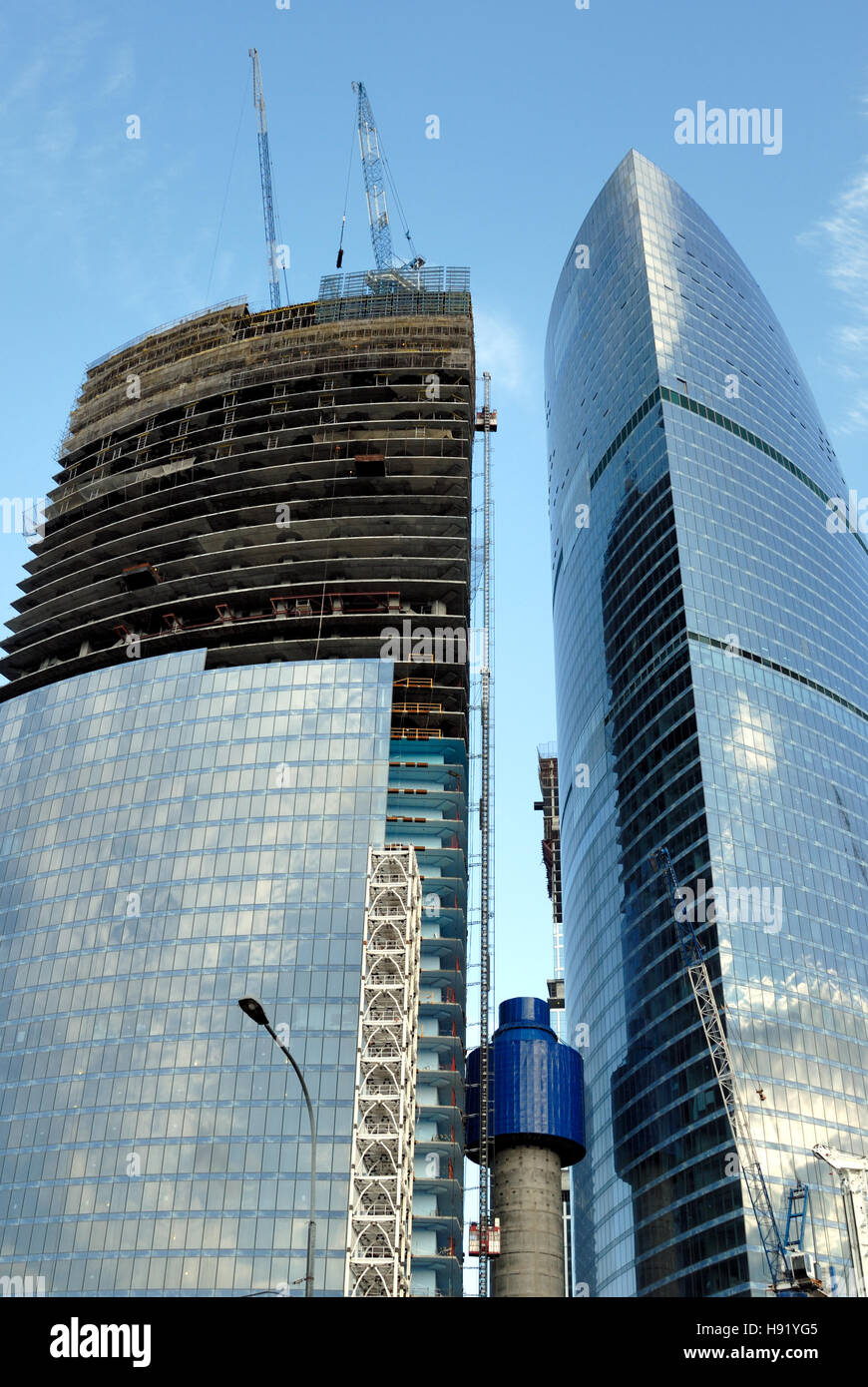 Bau von Wolkenkratzern. Höhen-Bürogebäude auf einem Hintergrund des Himmels. Stockfoto