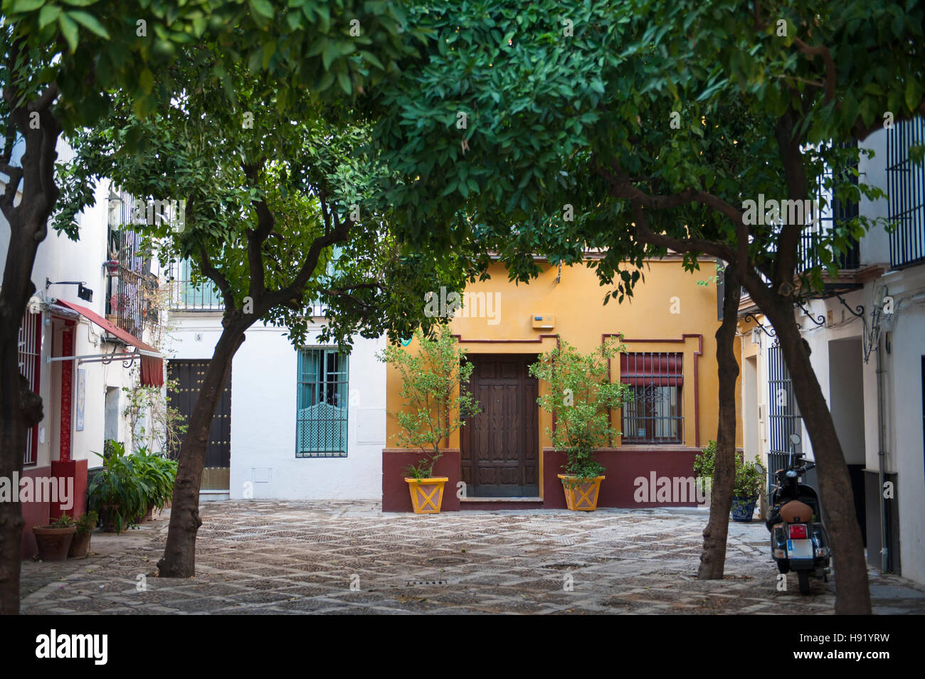 Straße Gasse mit Häusern in Sevilla, Spanien Stockfoto