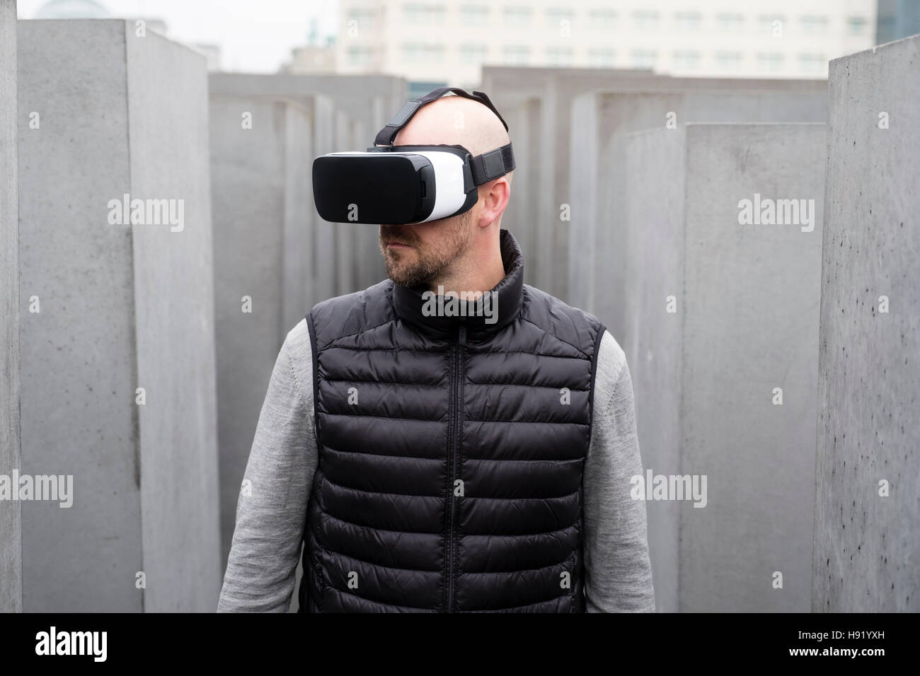 Mann trägt VR virtual-Reality-Kopfhörer in Berlin Deutschland Stockfoto