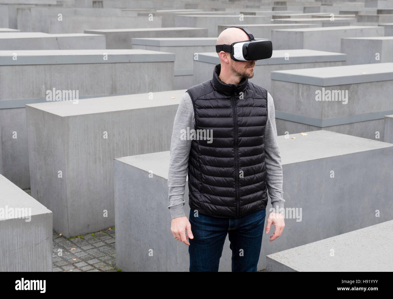 Mann trägt VR virtual-Reality-Kopfhörer in Berlin Deutschland Stockfoto