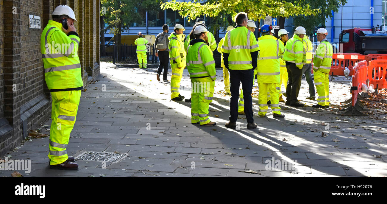 Gruppe von Menschen, Manager Supervisor Ingenieur Vorarbeiter Landvermesser Team treffen in der Nähe von großen Baustellen Projekt, Firmen-Logos entfernt, London England UK Stockfoto