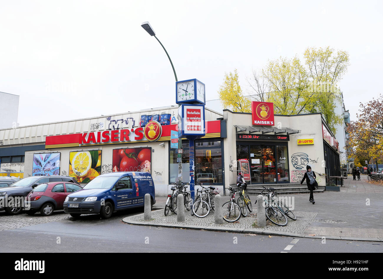 Lokale Kaisers Supermarkt Shop Exterieur in Prenzlauer Berg, Berlin Deutschland KATHY DEWITT Stockfoto