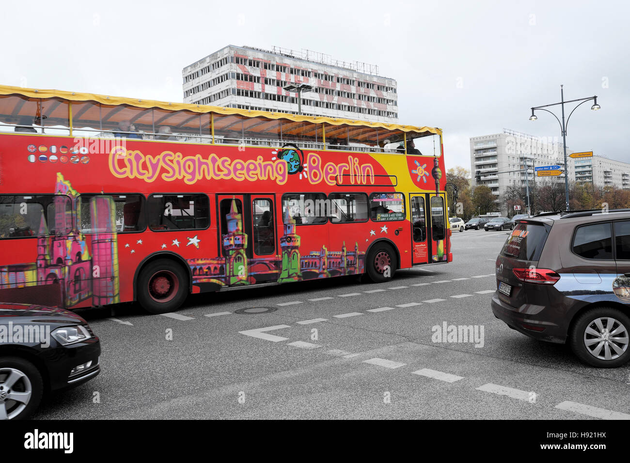 City Sightseeing Doppeldecker rot Touristenbus am Karl Marx Allee im Osten Berlin KATHY DEWITT Stockfoto