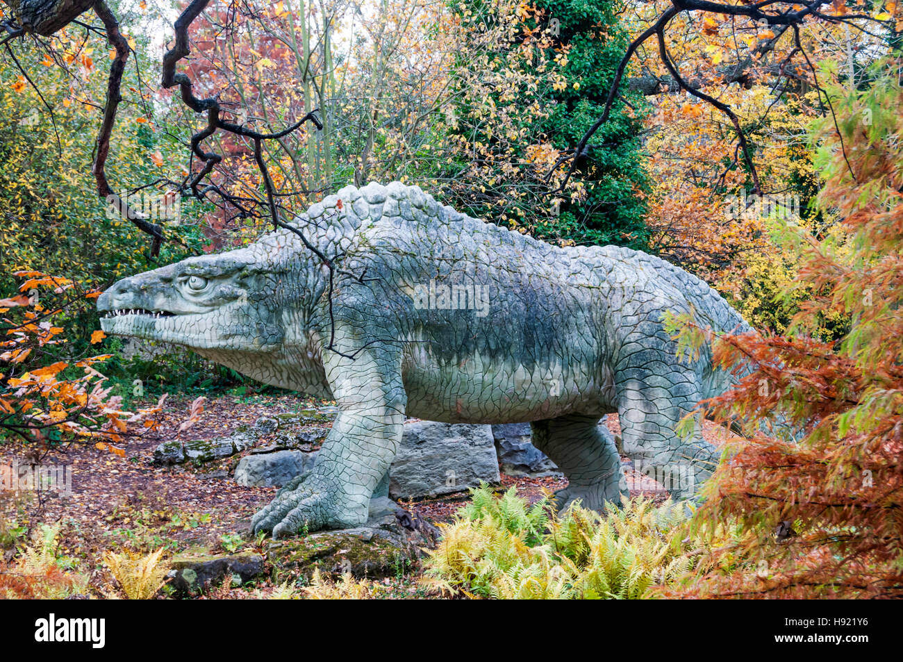 Dinosaurier im Kristallpalast, Megalosaurus. Das historische England gab im Februar 2020 bekannt, dass die Dinosaurier in das Register "Heritage at Risk" aufgenommen werden sollen. Stockfoto