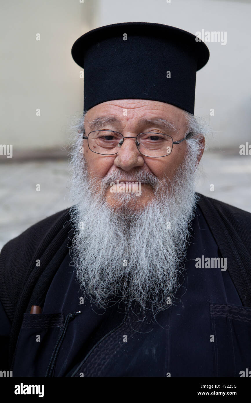 Porträt des griechischen orthodoxen Priester tragen ein Kalimavkion Stockfoto