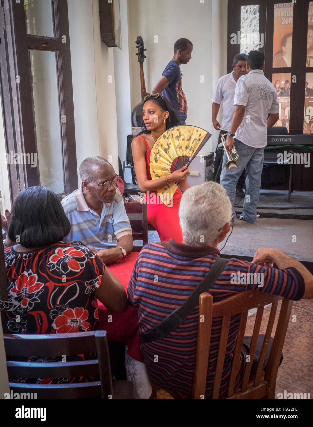 Havanna, Kuba: Salsa-Band und Tänzerinnen im Cafe Taberna (Cafe Beny mehr) in Alt-Havanna Stockfoto