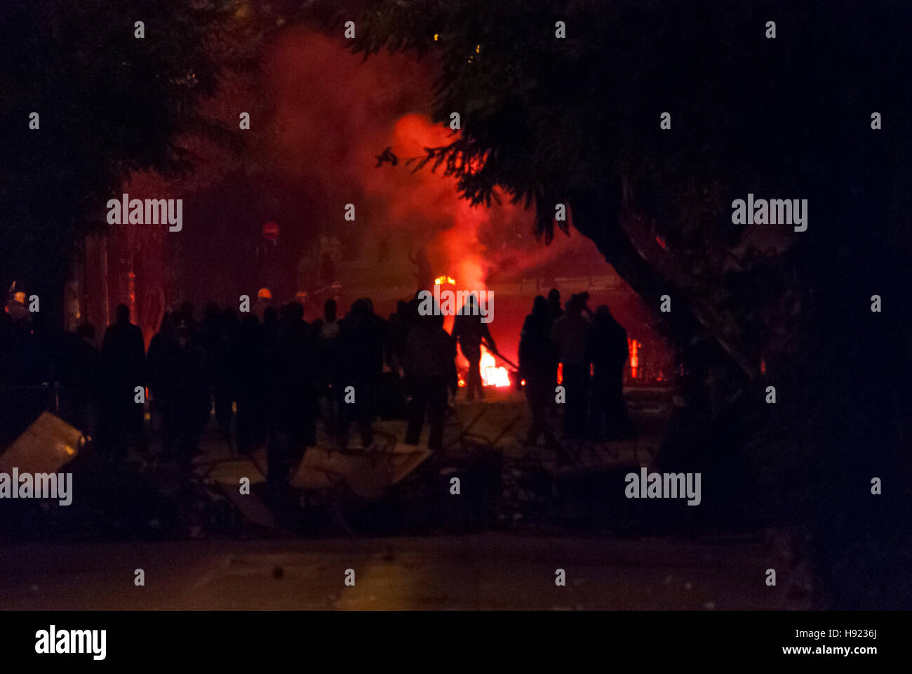 Athen, Griechenland. 17. November 2016. Nacht-Unruhen nach Athen Polytechnic Aufstand des 17. November 1973 die jährliche Feier heute Abend innerhalb passiert und außerhalb der nationalen technischen Universität Athen von Anarchisten. © Dimitrios Sotiriou/Pacific Press/Alamy Live-Nachrichten Stockfoto