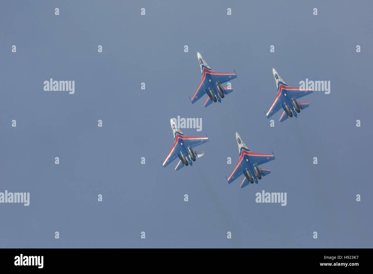 Kämpfer Suchoi Su-27 zeigen Kunstflug bei einer Airshow russische Ritter. Stockfoto