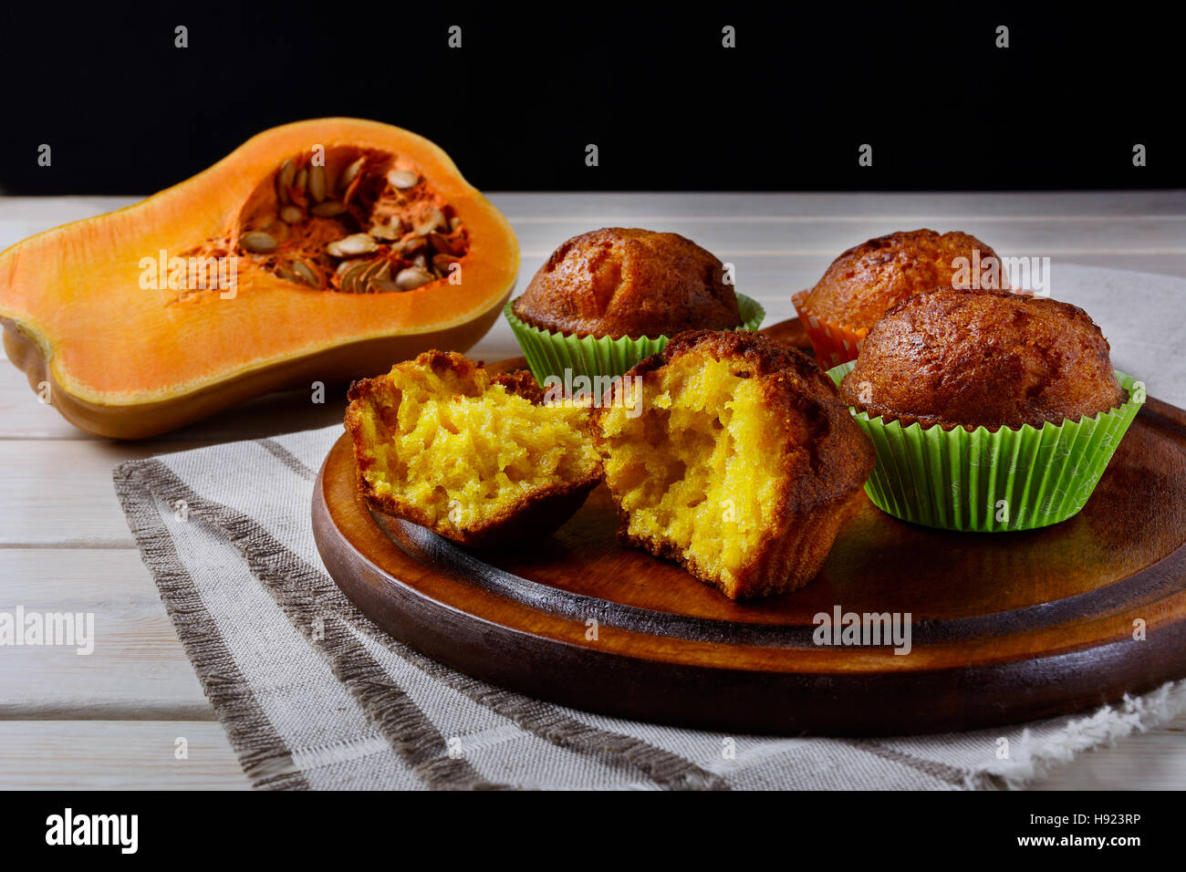 Hausgemachte Kürbis-Muffins auf dem Schneidebrett. Herbst saisonale Gemüse essen. Thanksgiving Abendessen Kürbis Gebäck. Stockfoto