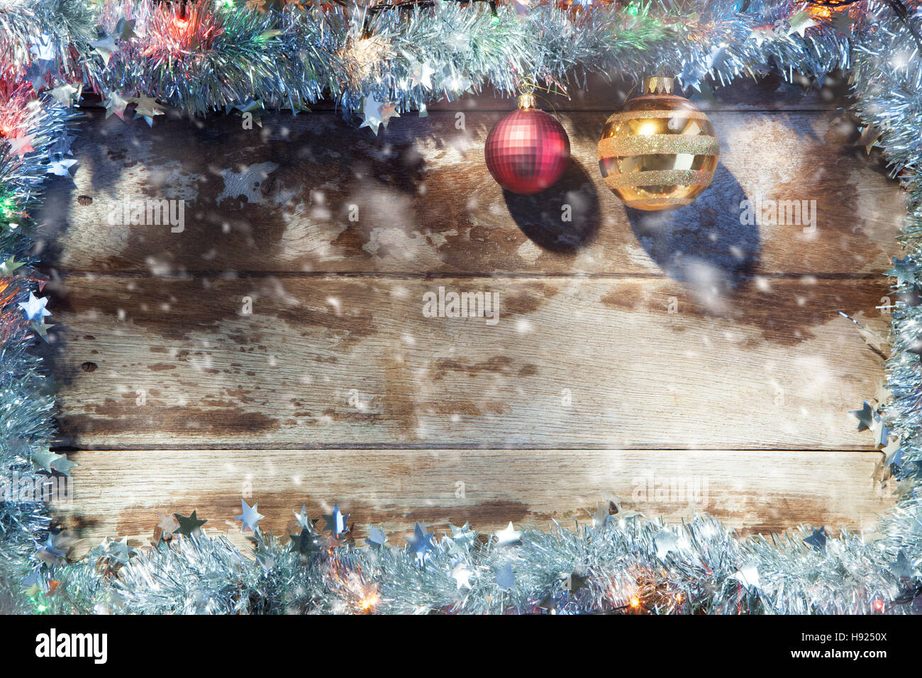 Nahaufnahme der Weihnachtsbaum Spielzeug und Garland auf hölzerne Rückseite Stockfoto