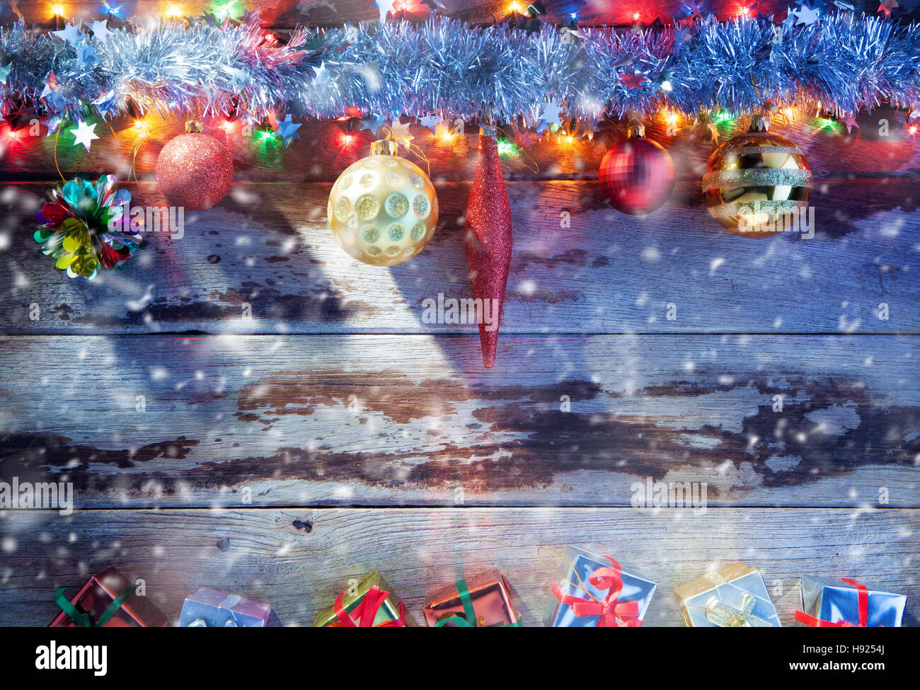Nahaufnahme der Weihnachtsbaum Spielzeug und Geschenke auf hölzerne Rückseite Stockfoto