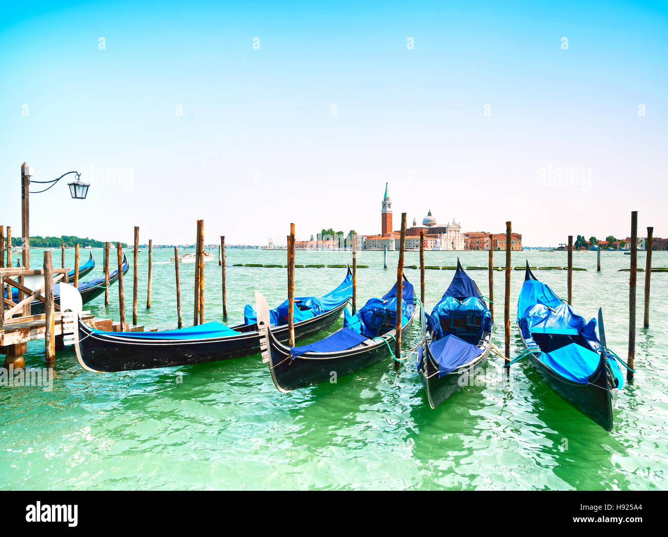 Venedig-Sonnenuntergang, Gondeln oder Gondeln auf einem blauen Himmel und San Giorgio Maggiore Kirche Wahrzeichen auf Hintergrund. Italien, Europa. Stockfoto