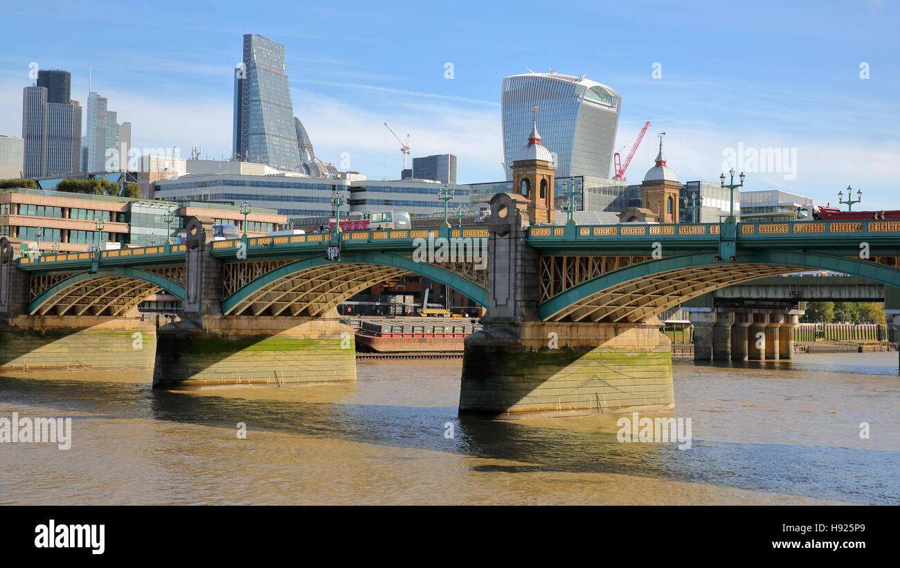 LONDON, UK: Blick auf die Wolkenkratzer von der City of London mit der Southwark Bridge im Vordergrund Stockfoto