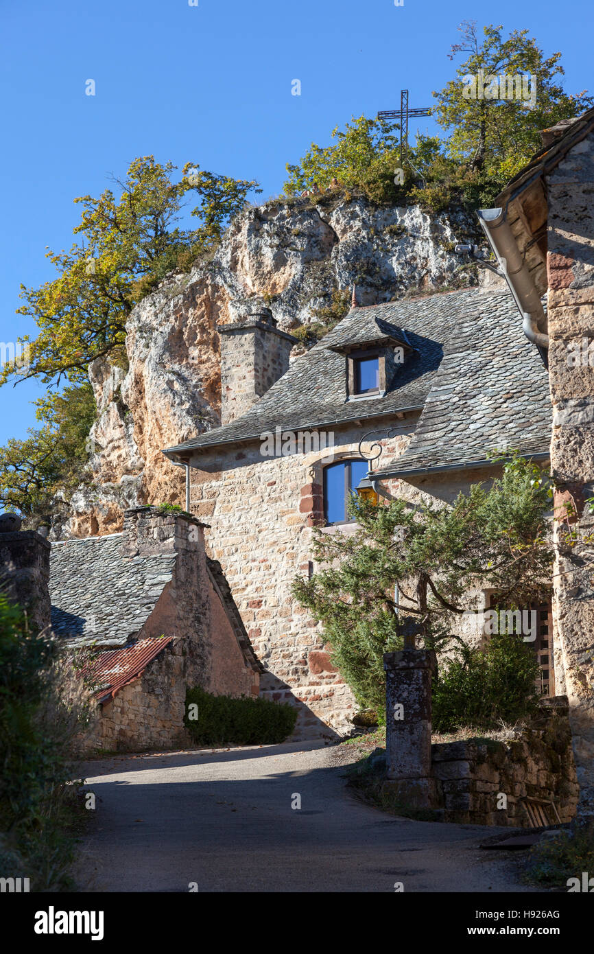 Ein altes Haus am Rodelle, einem hochgelegenen Dorf auf einem Felsvorsprung (Aveyron - Frankreich). Une Vieille Maison de Grès stieg À Rodelle. Stockfoto