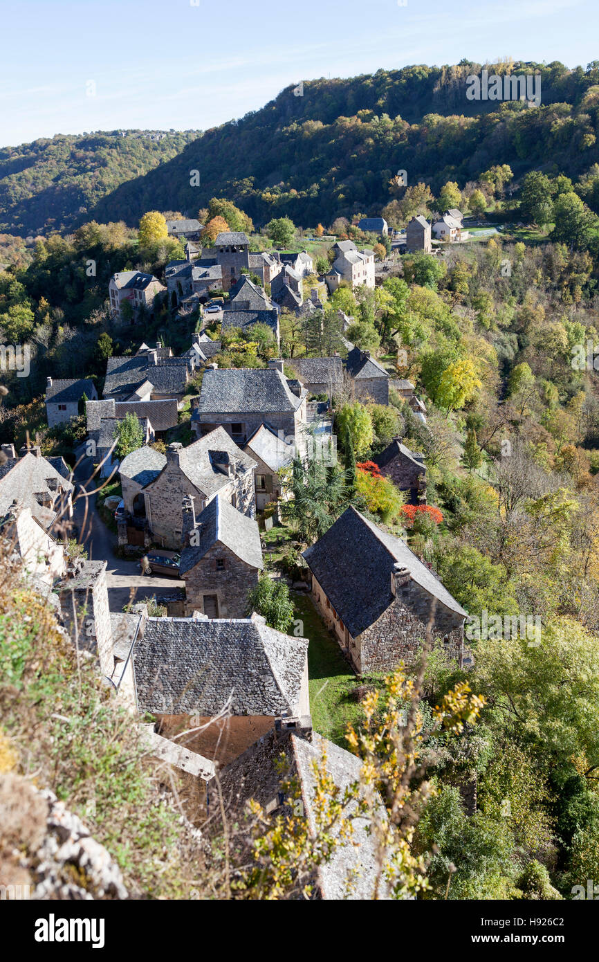 Ein hoher Winkel gedreht auf Dächern von Dorf Rodelle thront auf seinem Felsvorsprung (Frankreich). Les Statusbringen du Village de Rodelle. Stockfoto