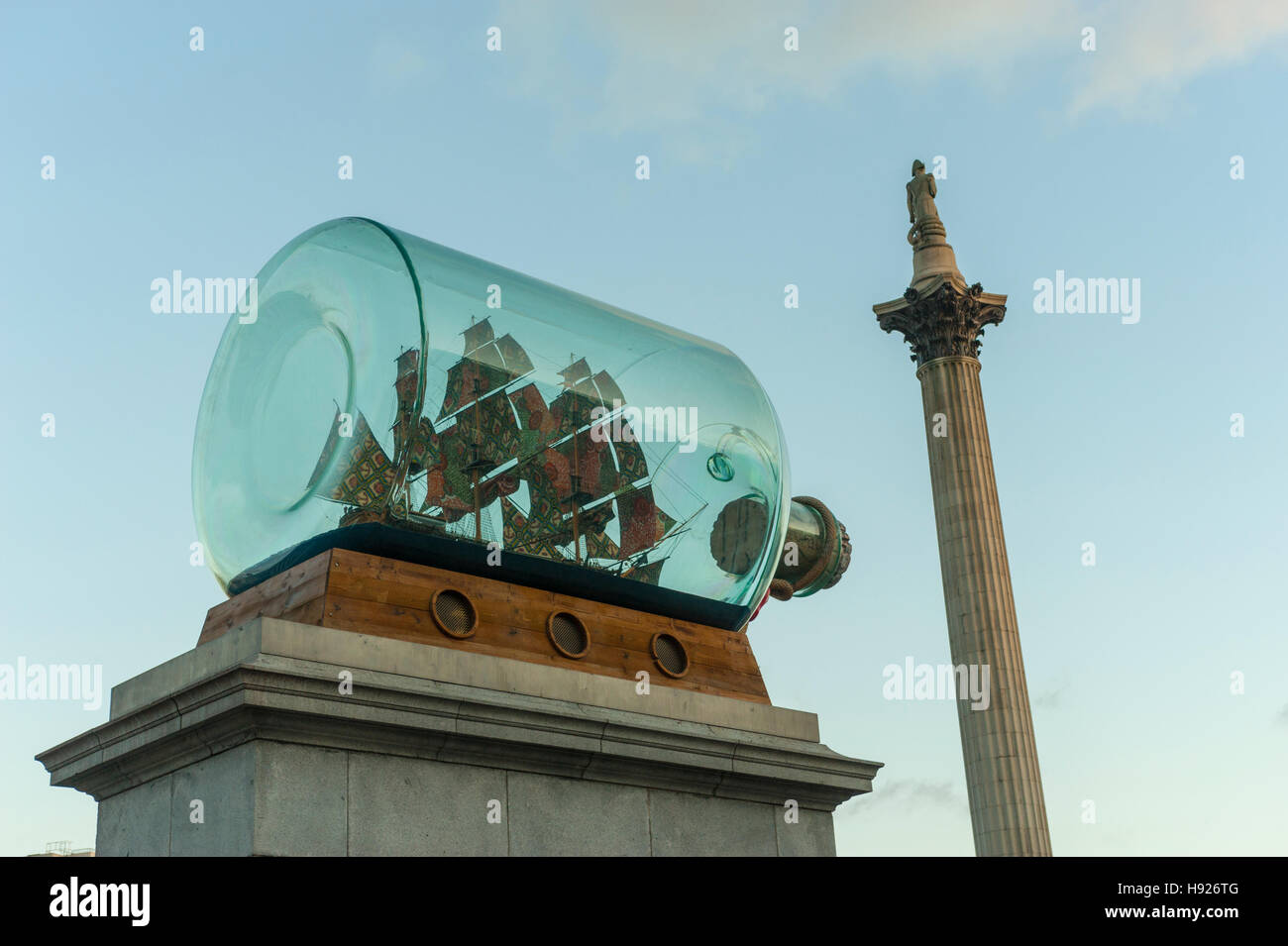 Yinka Shonibare: Nelsons Schiff in einer Flasche-Kunst-Installation auf dem her Sockel in Trafalgar Square Stockfoto