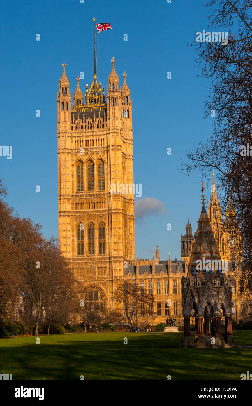 Der Victoria-Turm des Palace of Westminster von Victoria Tower gardens Stockfoto