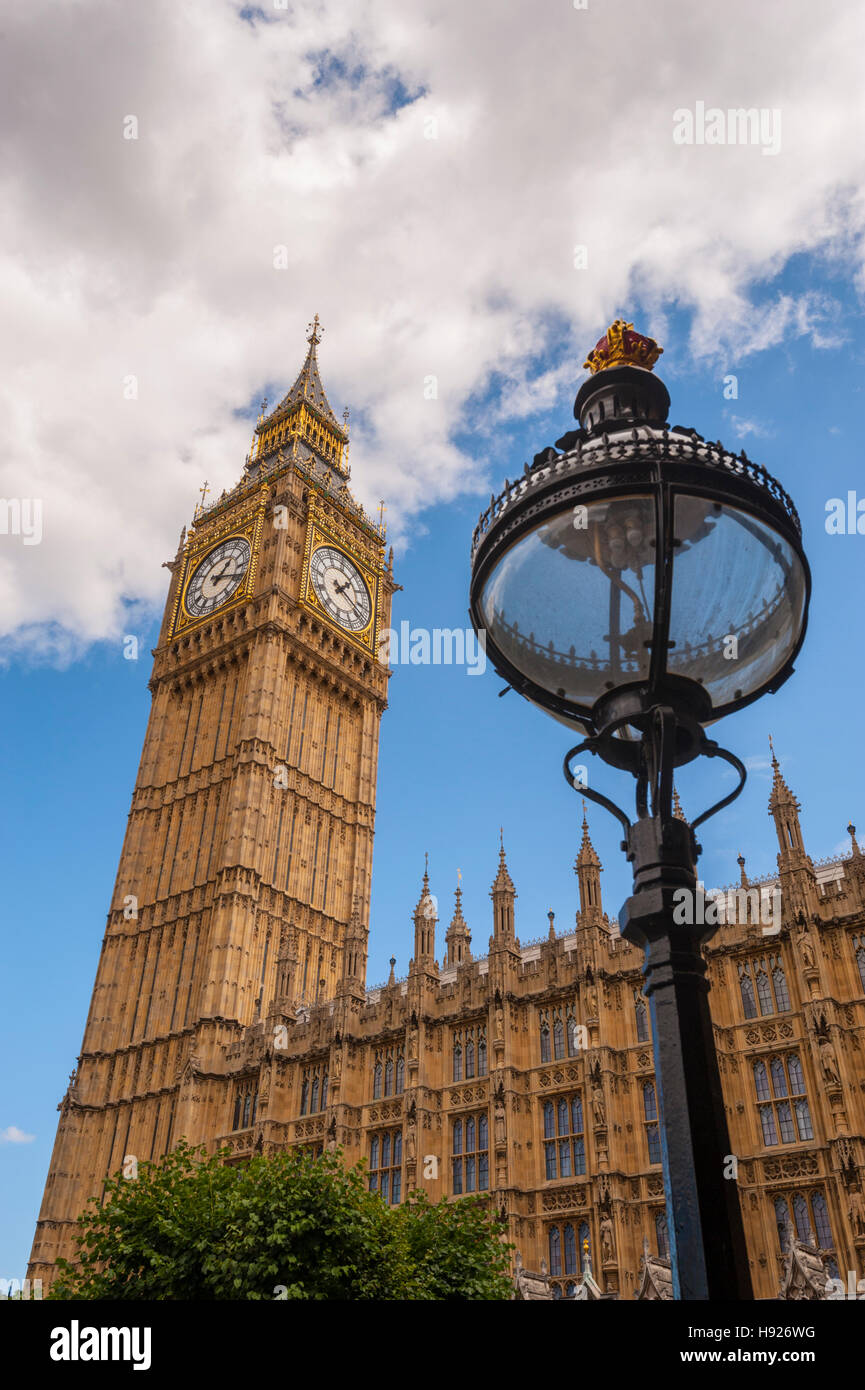 Lizabeth Turm von den Houses of Parliament London mit Licht im Vordergrund Stockfoto