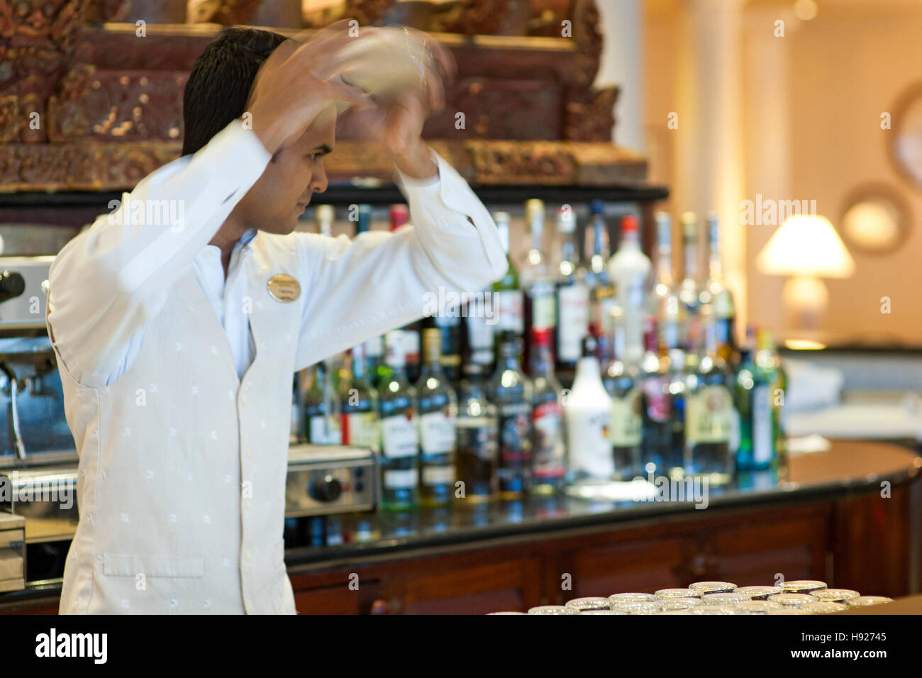 Barkeeper einen Cocktail im Residence Hotel in Mauritius vorbereiten. Stockfoto