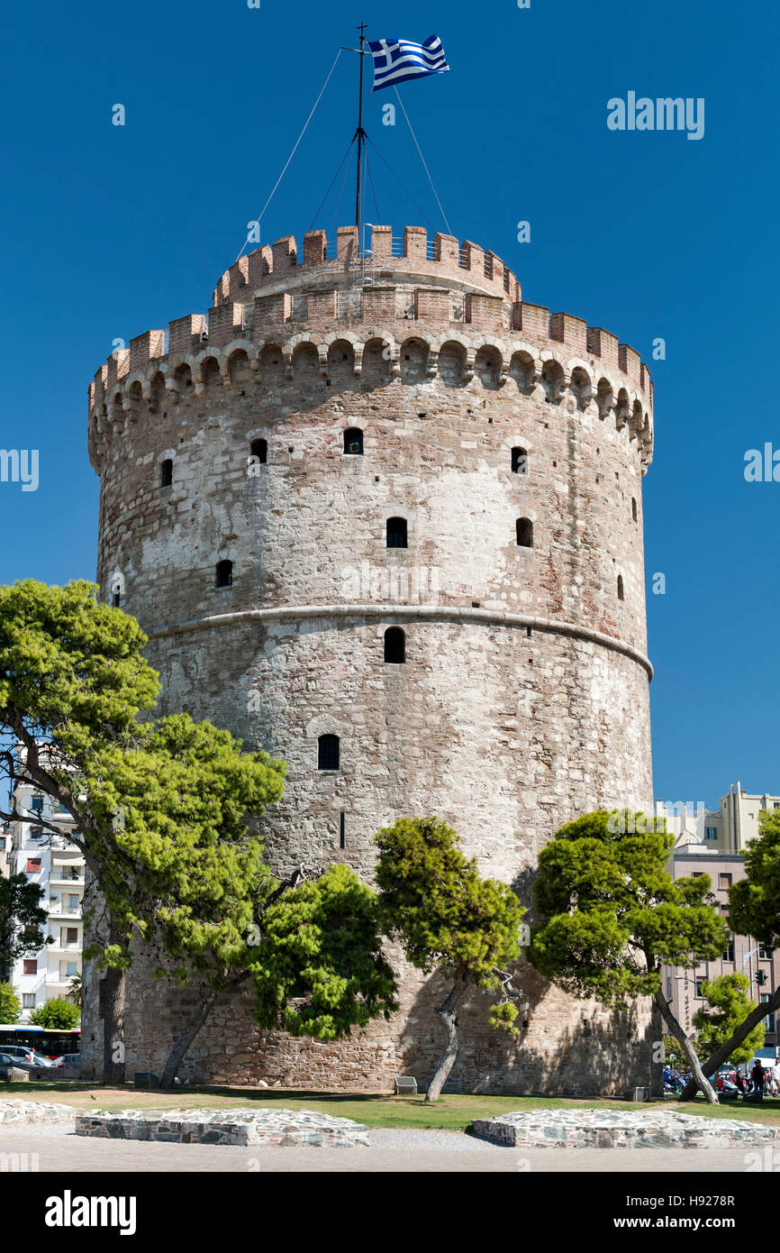 Der weiße Turm Lefkos Pyrgos an der Uferpromenade in Thessaloniki in Griechenland. Stockfoto